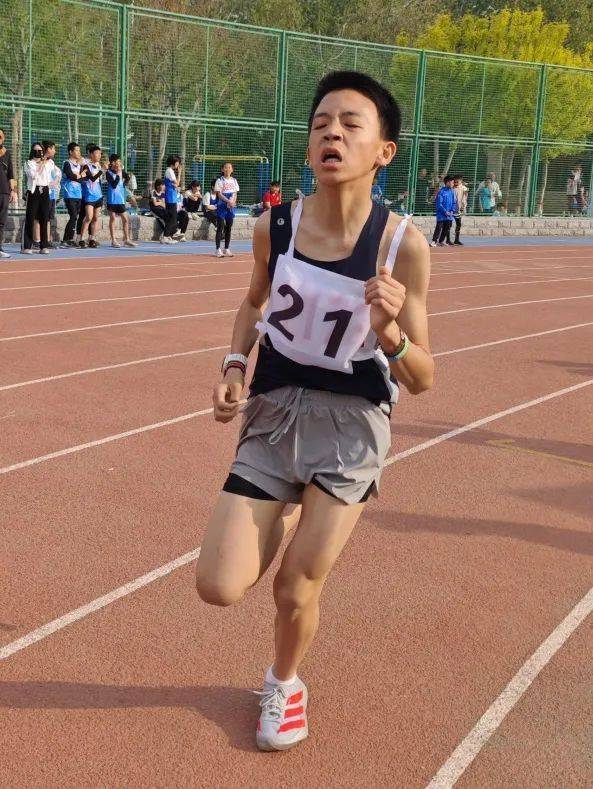 战胜困难！运动员奋勇争先获得荣誉