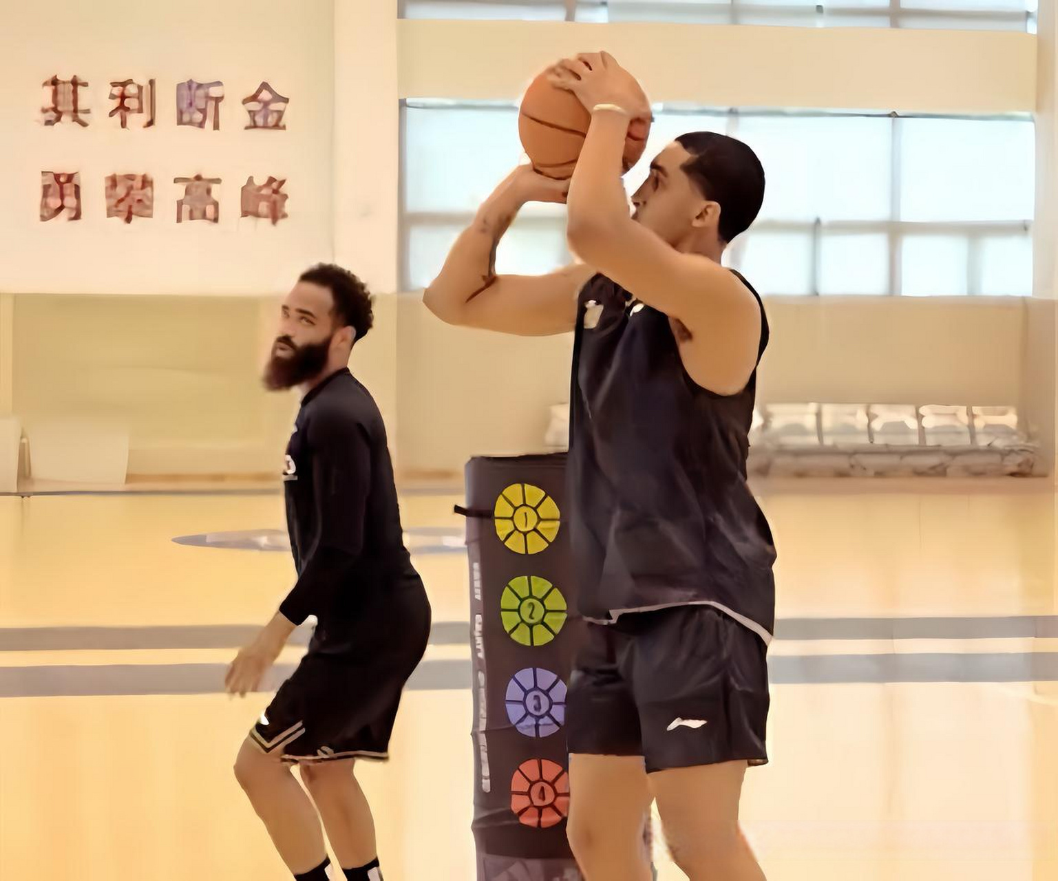 外援球员合练，展现出色状态