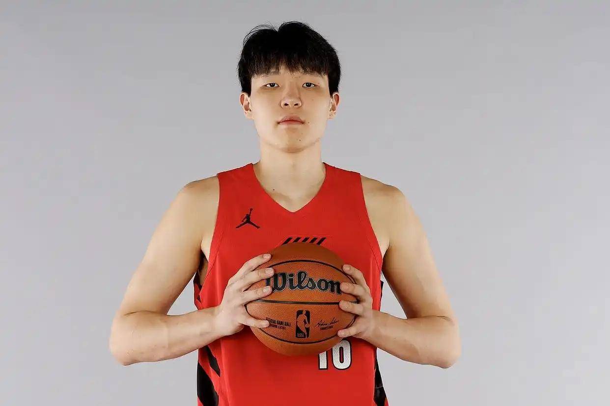 关于杨瀚森NBA新定妆照发布：身披开拓者16号红袍，张开双臂迎接新赛季的信息