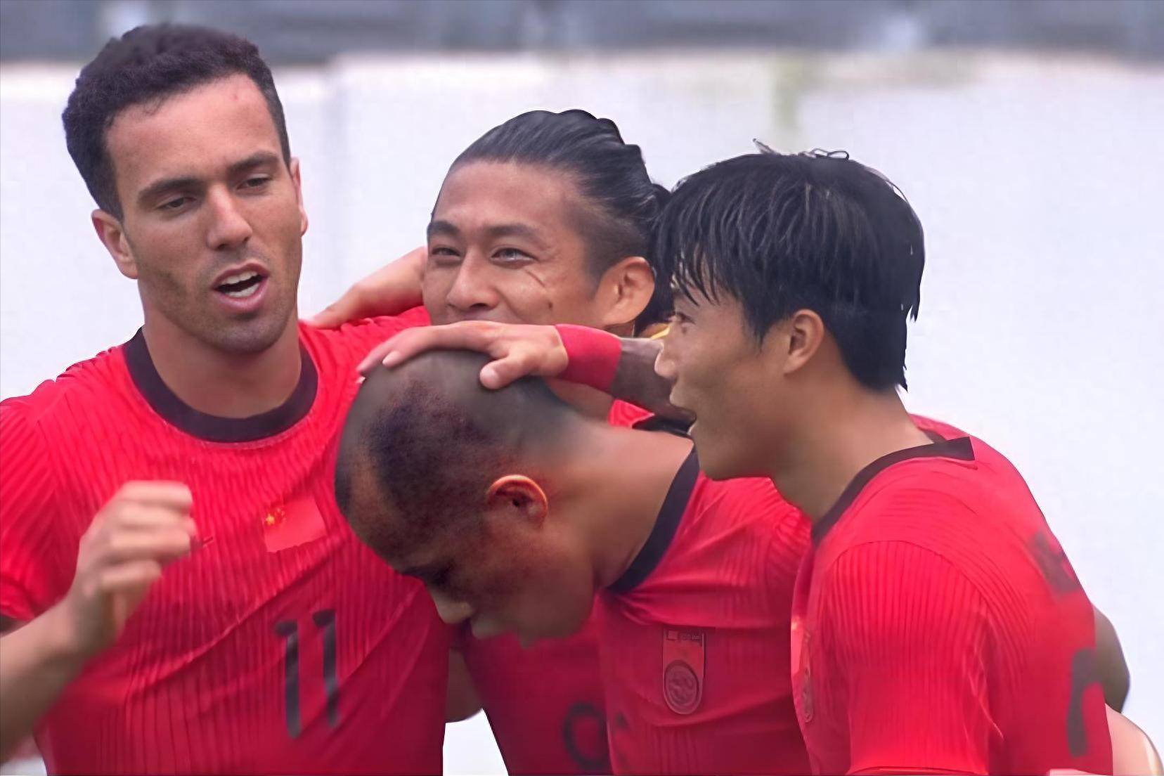 国足1-0中国香港获东亚杯第三黄政宇建功的简单介绍