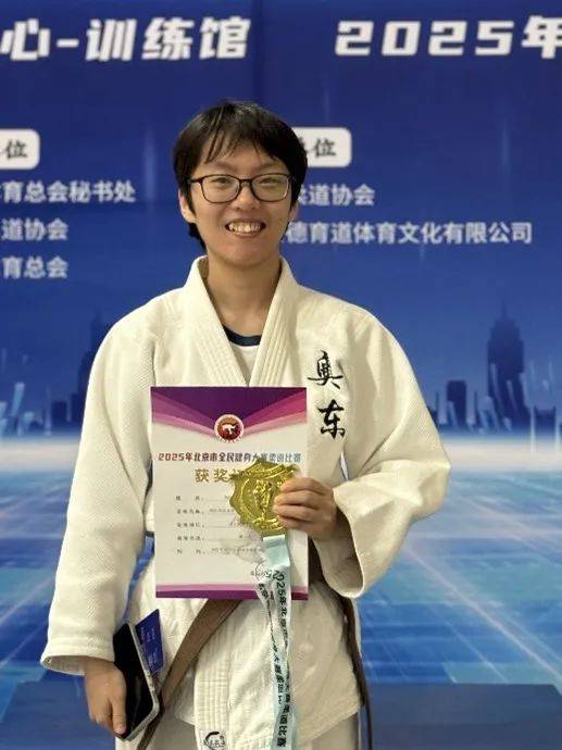柔道选手在比赛中发挥出色，勇夺冠军