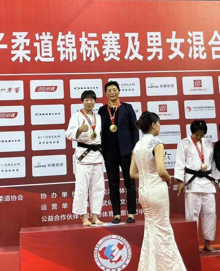 柔道选手在比赛中发挥出色，勇夺冠军